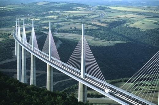 Cây cầu cao nhất thế giới hiện nay chính là cầu cạn Millau (Pháp) với chiều cao 343m (tính từ chân đến đỉnh cầu)