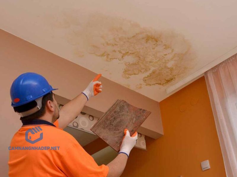 Cách sửa nhà dột đơn giản khi tường không bị nứt mà vẫn dột, có thể nguyên nhân chính là tường chưa được chống thấm. Giải pháp đơn giản nhất là sơn lên một lớp chất chống thấm chất lượng.