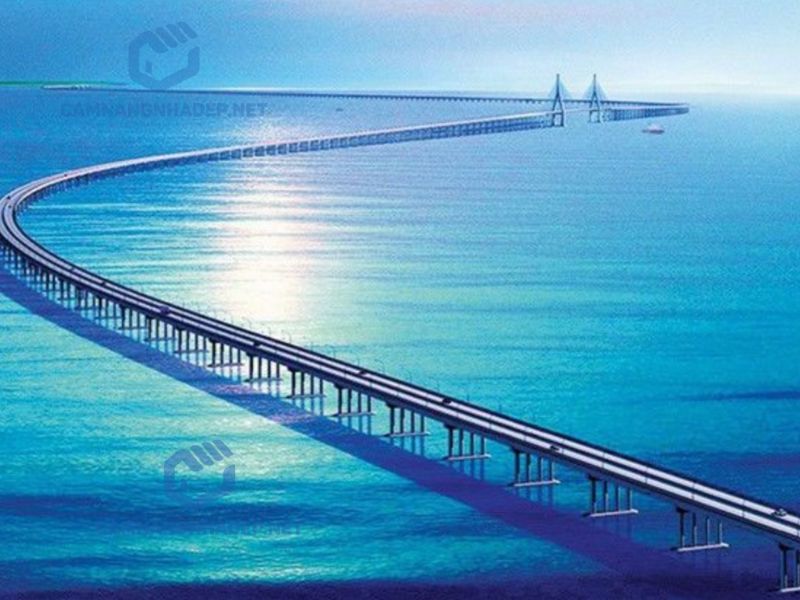 Cầu Đan Dương nối dài qua dòng sông Dương Tử và đóng vai trò quan trọng trong tuyến đường sắt cao tốc kết nối Bắc Kinh và Thượng Hải. Trong khoảng thời gian từ 2006 đến 2010, Cầu Đan Dương - Côn Sơn đã được hoàn thiện chỉ sau 4 năm xây dựng.
