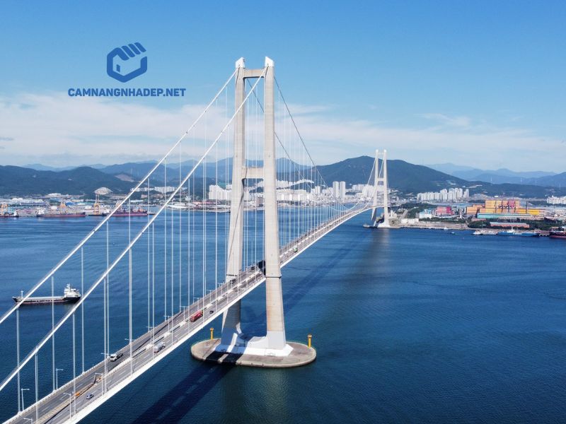 Cầu treo Yi Sun-sin là cây cầu kết nối thành phố cảng Gwangyang và thành phố Yeosu với tổng chiều dài 2,269m.