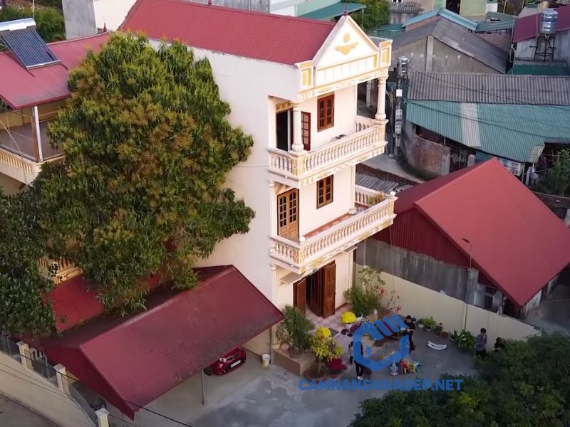 Nhà Độ Mixi ở Cao Bằng được xây dựng vào năm 2003 có chiều cao 3 tầng với gam màu vàng, mái đỏ là chủ đạo.