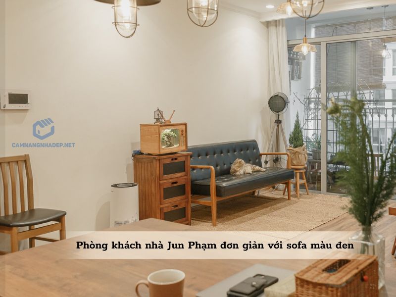Phòng khách nhà Jun Phạm đơn giản với sofa màu đen