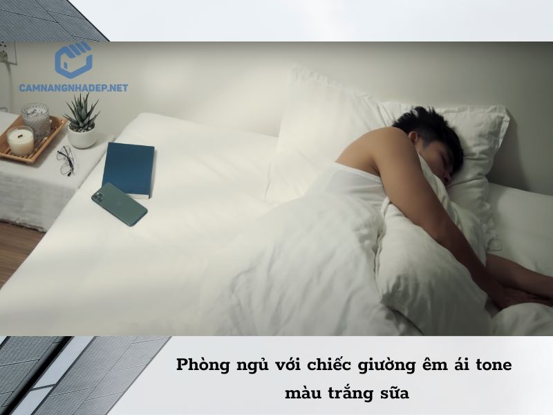 Phòng ngủ của Jun Phạm với chiếc giường êm ái tone màu trắng sữa