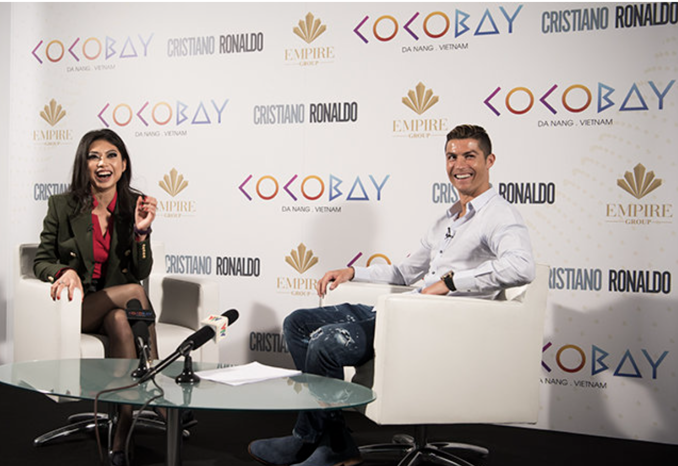 Sự kiện “Cocobay Into The World” siêu sao bóng đá thế giới Cristiano Ronaldo (CR7) cũng chính thức đặt bút ký tên trở thành khách hàng danh dự giữ chỗ đặt mua Condotel tại Cocobay Towers.