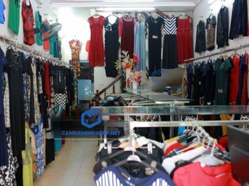 Tầng 1 nhà Sơn Tùng là cửa hàng kinh doanh quần áo