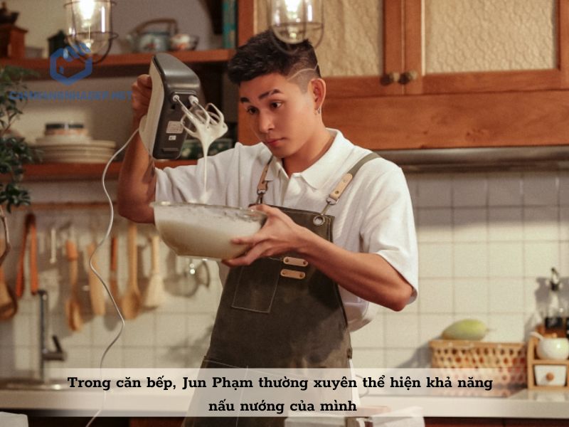 Trong căn bếp xinh đẹp, Jun Phạm thường xuyên thể hiện khả năng nấu nướng của mình
