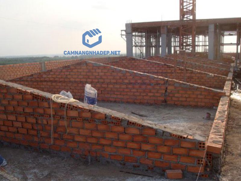 Tường thu hồi thường được xây từ gạch, đá hoặc bê tông, có độ nghiêng, độ dày phù hợp với yêu cầu về kết cấu độ dốc của mái nhà và trọng lực của ngôi nhà