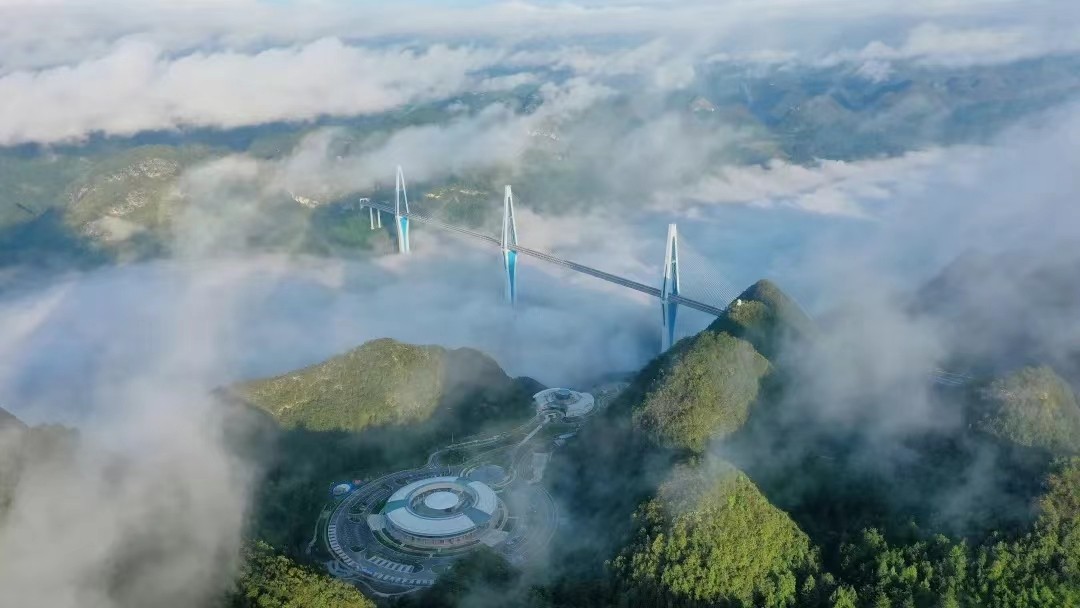 Cầu Pingtang ở tỉnh Quý Châu, Trung Quốc. Đây cũng là cây cầu dây văng có tháp bê tông cao nhất thế giới.