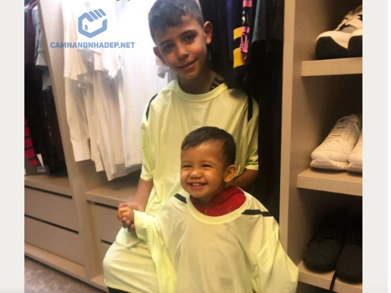 Hai bé Cristiano Jr và Mateo nghịch ngợm mặc quần áo của bố trong phòng thay đồ của C. Ronaldo.